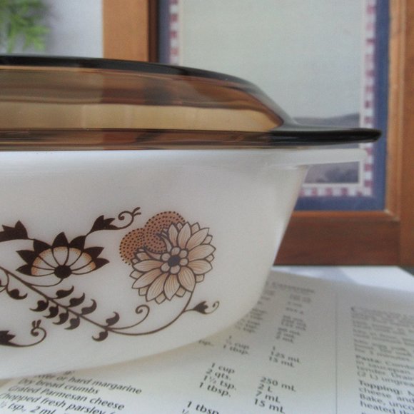 Oval Casserole Dish Brown Vine with Smoky Brown Glass Lid by Pyrex, England - Picture 4 of 16